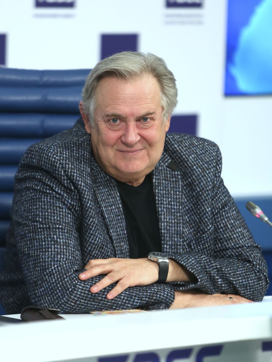 Юрий Стоянов биография